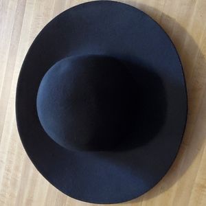 Wide brim hat